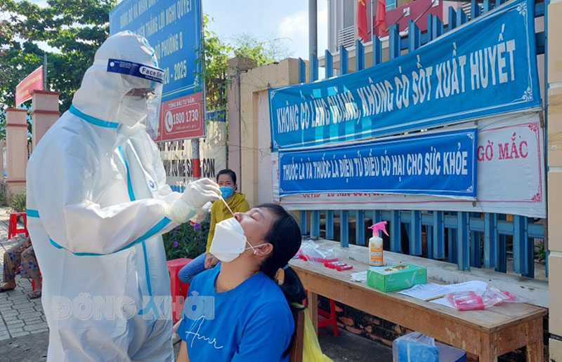 Chiều 8-12-2021, tỉnh có 73 ca mắc Covid-19 Test nhanh sàng lọc đối tượng có nguy cơ.