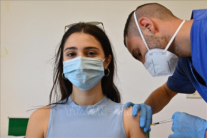 Nhân viên y tế tiêm vaccine phòng COVID-19 cho người dân tại Lampedusa, Italy. Ảnh: AFP/ TTXVN