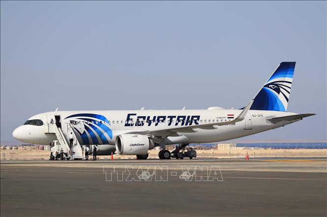 Máy bay của Hãng hàng không quốc gia Ai Cập EgyptAir tại sân bay quốc tế Sharm el-Sheikh trên bán đảo Sinai. Ảnh: AFP/TTXVN