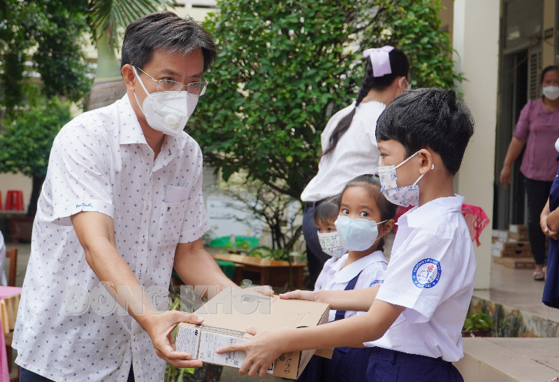 Đại diện Công ty cổ phần Tập đoàn đầu tư Tây Bắc trao máy tính cho học sinh.