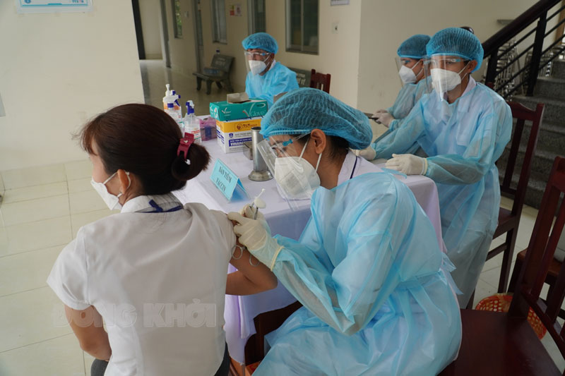 Sáng 10-12-2021, tỉnh có 154 ca mắc Covid-19 Cán bộ y tế làm nhiệm vụ tiêm chủng.