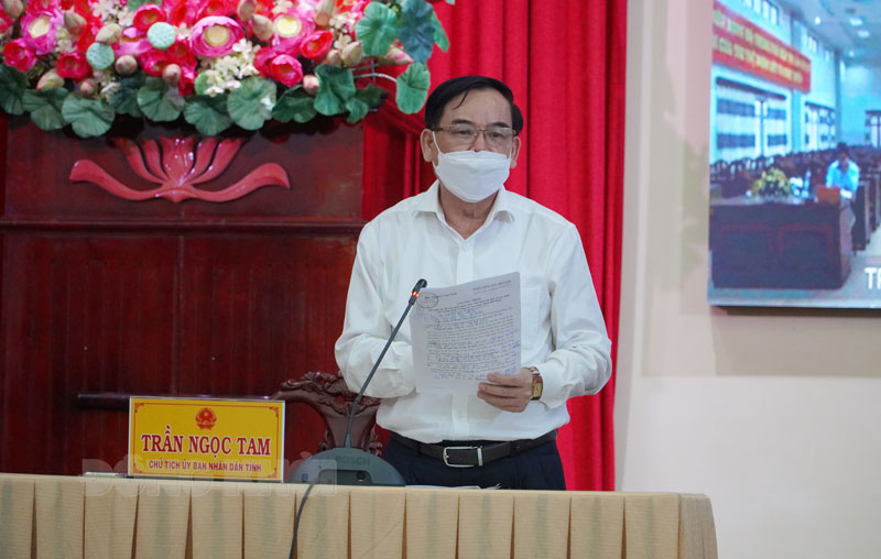 Tiếp tục thực hiện quyết liệt, mạnh mẽ các biện pháp phòng chống dịch Covid-19 Chủ tịch UBND tỉnh Trần Ngọc Tam phát biểu tại cuộc họp.