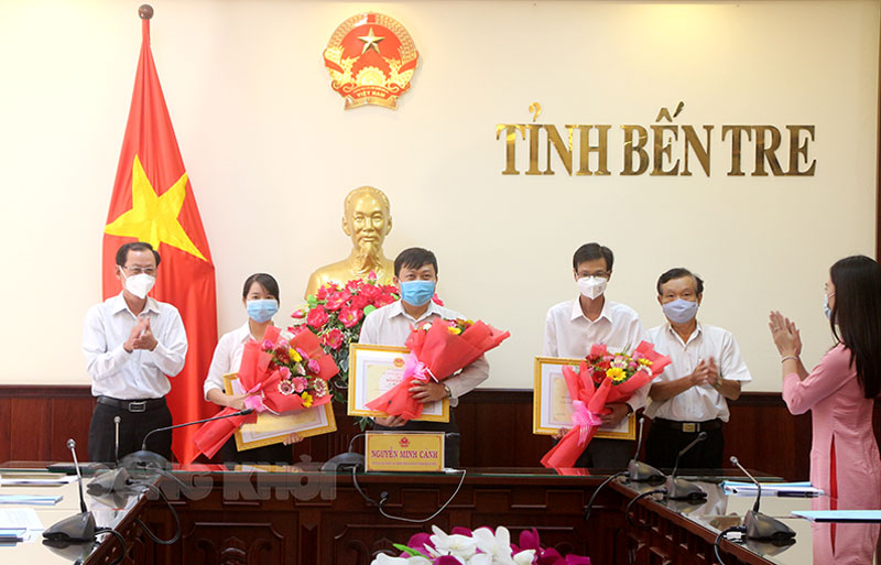 Phó chủ tịch UBND tỉnh Nguyễn Minh Cảnh trao bằng khen của Bộ trưởng Bộ Công Thương cho các tập thể, cá nhân của tỉnh.