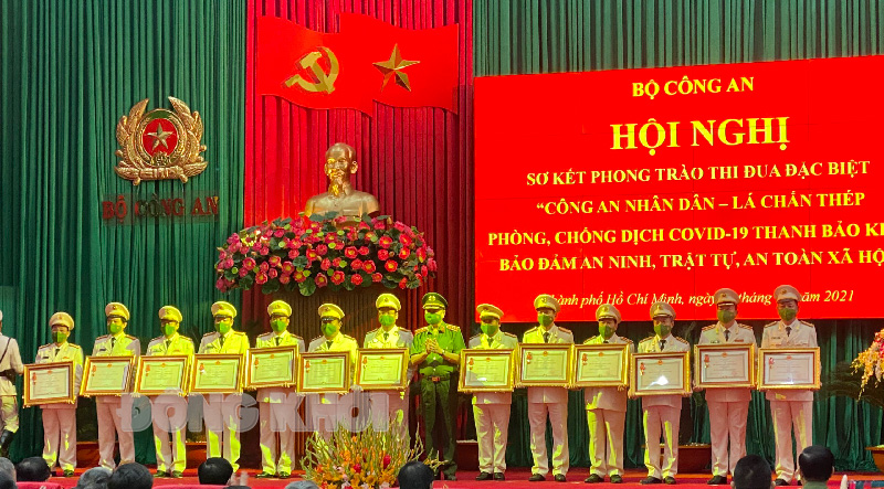 Công an Bến Tre (xếp thứ 3, từ trái qua) nhận Huân chương Chiến công hạng Nhì