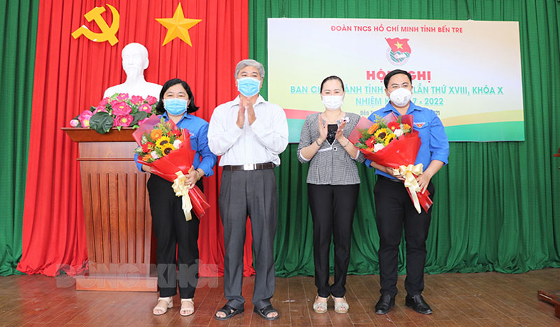 Đồng chí Lâm Như Quỳnh giữ chức vụ Bí thư Tỉnh Đoàn khóa X, nhiệm kỳ 2017 - 2022 Trưởng ban Tổ chức Tỉnh ủy Nguyễn Văn Đức, Phó trưởng Ban Thường trực Ban Dân vận Tỉnh ủy Phạm Thị Thanh Thảo tặng hoa chúc mừng.