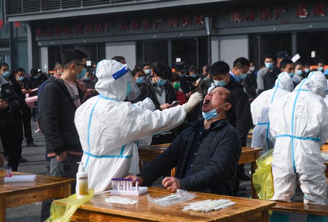 Nhân viên y tế lấy mẫu xét nghiệm COVID-19 tại khu chợ ở Hàng Châu, tỉnh Chiết Giang, Trung Quốc ngày 10-12-2021. Ảnh: THX/TTXVN