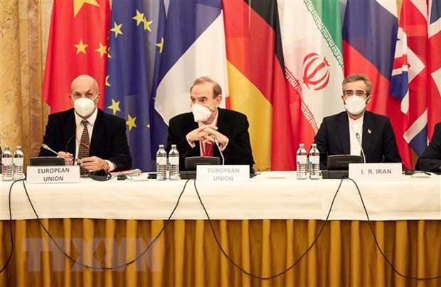 Iran thông báo đạt tiến triển trong các cuộc đàm phán hạt nhân Đặc phái viên Liên minh châu Âu (EU) về điều phối các cuộc thảo luận khôi phục thỏa thuận hạt nhân Iran, ông Enrique Mora (thứ 2, trái) cùng Trưởng đoàn đàm phán hạt nhân Iran Ali Bagheri Kani (thứ 2, phải) tại vòng đàm phán mới ở Vienna, Áo ngày 9-12-2021. (Ảnh: AFP/TTXVN)