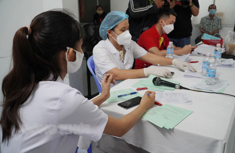 Chiều 12-12-2021, tỉnh có 214 ca mắc Covid-19 Cán bộ y tế làm nhiệm vụ theo dõi sức khỏe sau tiêm vắc-xin.