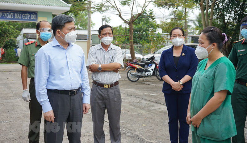 Ủy viên Trung ương Đảng - Bí thư Tỉnh ủy Lê Đức Thọ thăm hỏi, động viên lực lượng tuyến đầu chống dịch tại cơ sở điều trị F0 Trường THCS Phú Hưng, TP. Bến Tre.