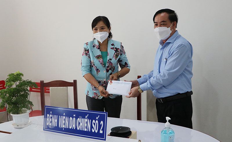 Chủ tịch UBND tỉnh Trần Ngọc Tam thăm đội ngũ nhân viên y tế Bệnh viện dã chiến số 2. 