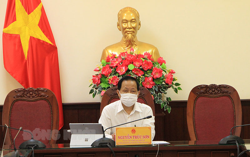 Phó chủ tịch Thường trực UBND tỉnh - Trưởng đoàn đại biểu Quốc hội tỉnh Nguyễn Trúc Sơn tham dự hội nghị tại điểm cầu tỉnh Bến Tre.