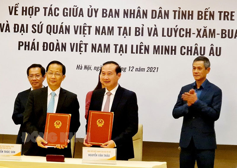 Đối ngoại địa phương phục vụ kinh tế, tăng cường thu hút nguồn lực đầu tư và xúc tiến thương mại Phó chủ tịch Thường trực UBND tỉnh - Trưởng Đoàn ĐBQH tỉnh Nguyễn Trúc Sơn tham gia ký kết Bản ghi nhớ về hợp tác giữa UBND tỉnh Bến Tre và Đại sứ quán Việt Nam tại Bỉ và Luxembourg, Phái đoàn Việt Nam tại EU. Ảnh: Trường Thi