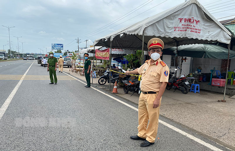 Người đội trưởng mẫu mực, nghĩa tình Trung tá Đặng Minh Hoàng làm nhiệm vụ tại cầu Rạch Miễu. Ảnh: Thanh Trúc