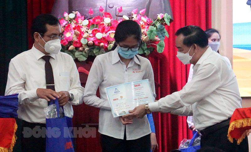 Chủ tịch UBND tỉnh Trần Ngọc Tam trao học bổng cho các tân sinh viên.