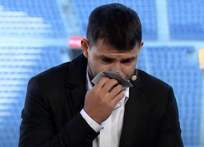 Aguero bật khóc khi thông báo giải nghệ ở tuổi 33 Aguero bật khóc trong cuộc họp báo