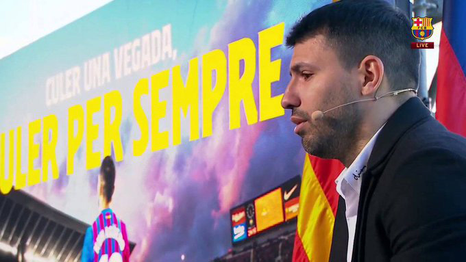 Aguero bật khóc khi thông báo giải nghệ ở tuổi 33 Aguero trong cuộc họp báo chia tay Barca