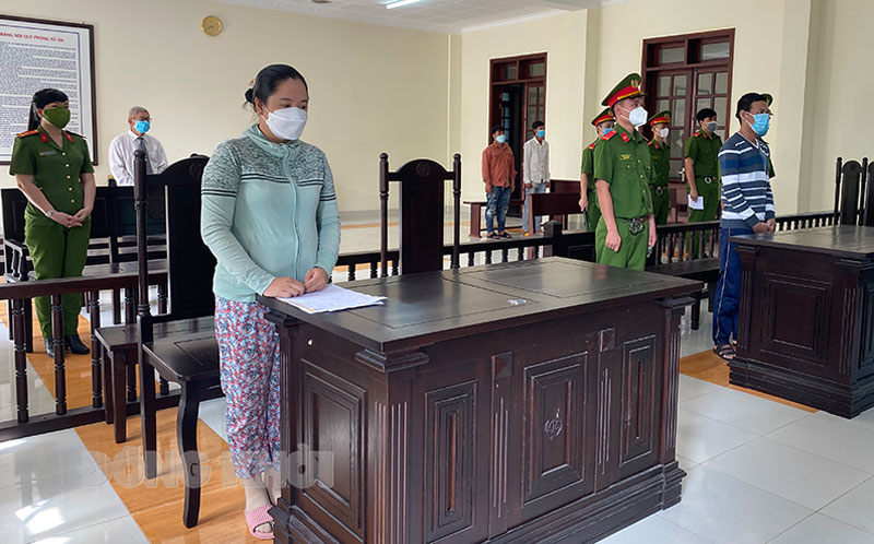 Bị cáo Bùi Tấn An và Trương Thị Hoài Thương tại tòa