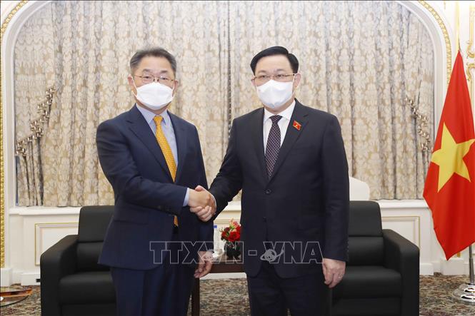 Chủ tịch Quốc hội Vương Đình Huệ tiếp lãnh đạo doanh nghiệp lớn Hàn Quốc Chủ tịch Quốc hội Vương Đình Huệ tiếp ông Ji Jong-rip, Chủ tịch kiêm Tổng Giám đốc Tập đoàn Amkor Technology. Ảnh: Doãn Tấn/TTXVN