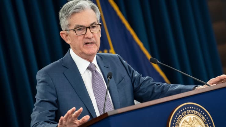 Chủ tịch FED Jerome Powell phát biểu tại một cuộc họp báo hồi tháng 3-2020. Ảnh: AFP