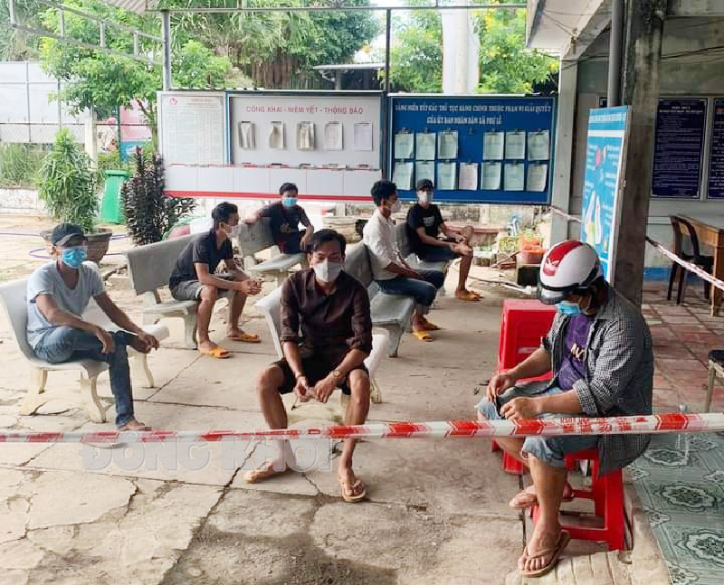 Các đối tượng đánh bạc tại xã Phú Lễ.