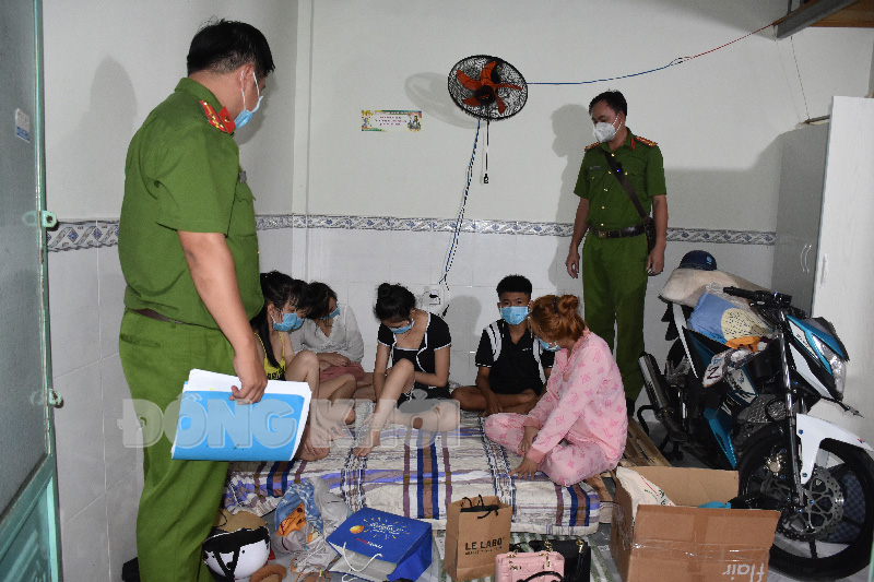 Các đối tượng tại hiện trường.