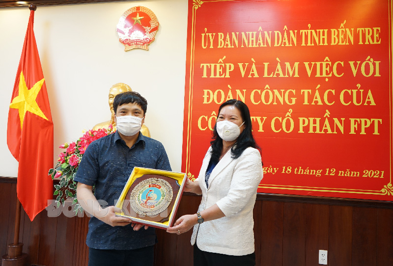 Phó chủ tịch UBND tỉnh Nguyễn Thị Bé Mười tặng biểu trưng Bến Tre cho Công ty cổ phần FPT.