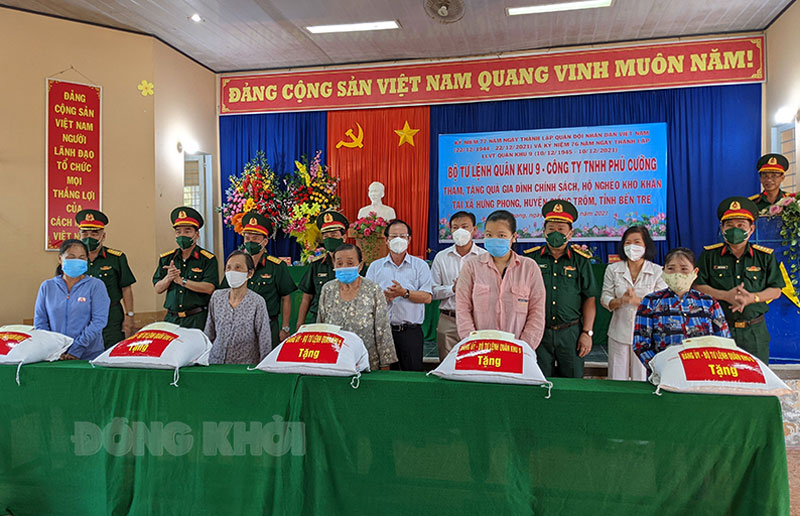 Bộ Tư lệnh Quân khu 9 tặng quà và nhà Đại đoàn kết tại huyện Giồng Trôm Đại biểu trao quà cho các gia đình.