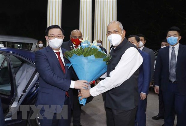 Chủ tịch Quốc hội gặp Thống đốc bang Karnataka của Ấn Độ Lãnh đạo Chính quyền Bang Karnataka đón, tặng hoa Chủ tịch Quốc hội Vương Đình Huệ. (Ảnh: Doãn Tấn/TTXVN)