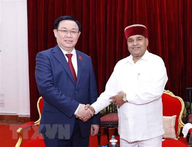 Chủ tịch Quốc hội gặp Thống đốc bang Karnataka của Ấn Độ Chủ tịch Quốc hội Vương Đình Huệ gặp Ngài Thawar Chand Gehlot, Thống đốc Bang Karnataka. (Ảnh: Doãn Tấn/TTXVN)