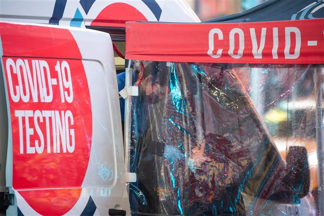 Một điểm xét nghiệm COVID-19 tại Quảng trường Thời Đại ở New York, Mỹ , ngày 14-12-2021. Ảnh: THX/TTXVN