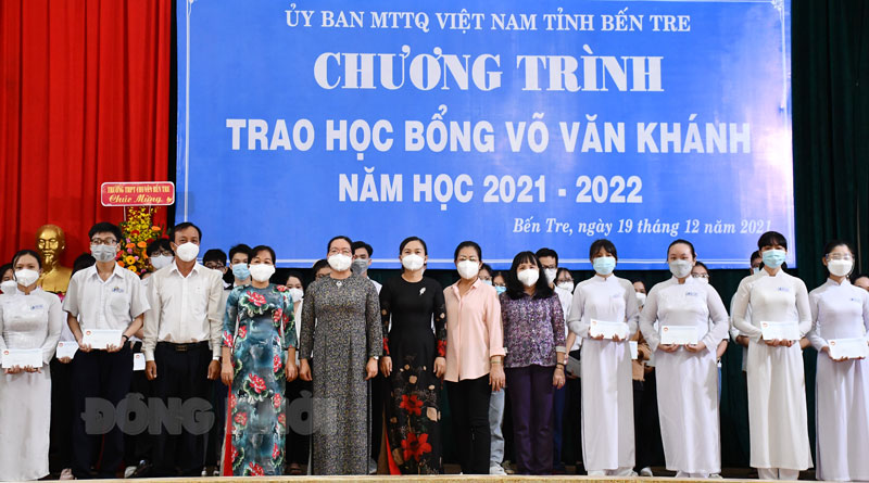 Trao học bổng cho học sinh, sinh viên, năm học 2021-2022.