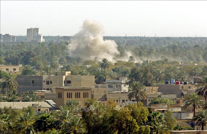 Khói bốc lên sau một cuộc tấn công tại Vùng Xanh ở thủ đô Baghdad, Iraq. Ảnh: AFP/TTXVN