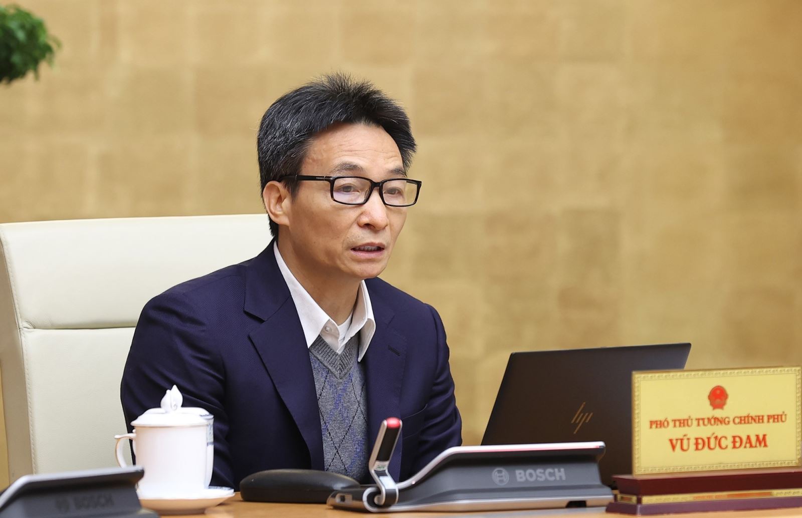 Công điện của Thủ tướng Chính phủ về tăng cường phòng, chống dịch COVID-19, kiểm soát biến chủng mới Omicron Phó thủ tướng Vũ Đức Đam yêu cầu tăng cường công tác phòng, chống dịch COVID-19, kiểm soát biến chúng mới Omicron của virus SARS-CoV-2. Ảnh: TTXVN