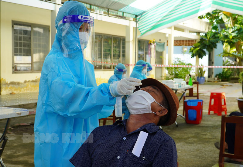 Chiều 19-12-2021, tỉnh có 124 ca mắc Covid-19 Cán bộ y tế thực hiện test nhanh tầm soát khu vực nguy cơ.