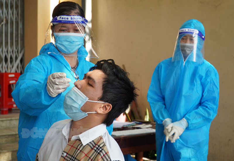 Cán bộ y tế test nhanh tầm soát kháng nguyên vi -rút SARS-CoV-2.