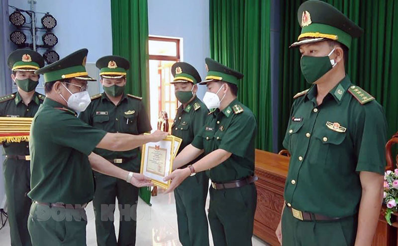 Đại tá Võ Văn Ngon - Chính ủy Bộ đội Biên phòng tỉnh trao thưởng cho tập thể, cá nhân có thành tích xuất sắc năm 2021. Ảnh: Biên Cương