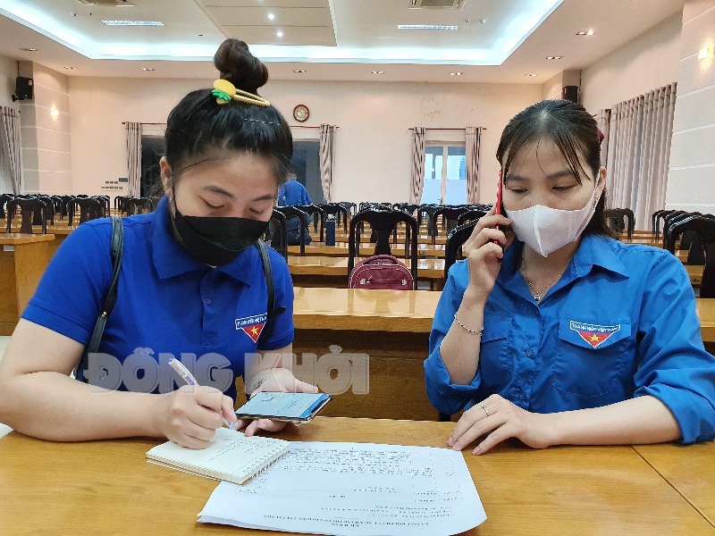 Tổ nhập liệu của Đội phản ứng nhanh hỗ trợ F0 điều trị tại nhà tiếp nhận thông tin và liên hệ bệnh nhân.