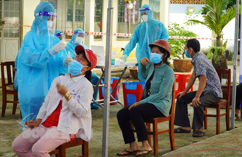Người dân huyện Mỏ Cày Bắc tham gia test nhanh tầm soát.