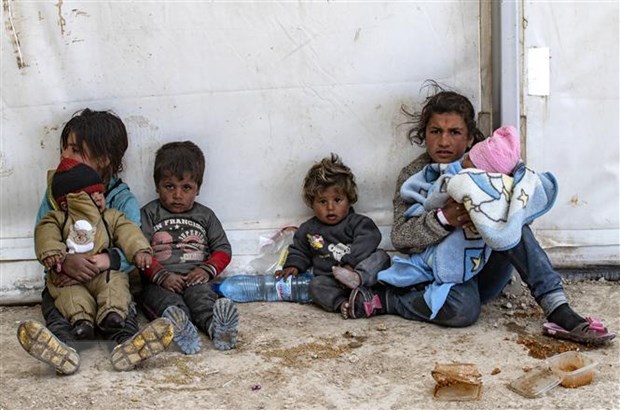 EU cấp thêm viện trợ nhân đạo cho người dân khu vực Sahel và Syria Phụ nữ và trẻ em Syria tại trại tị nạn al-Hol ở tỉnh Hasakeh, miền Đông Bắc Syria. (Ảnh: AFP/TTXVN)