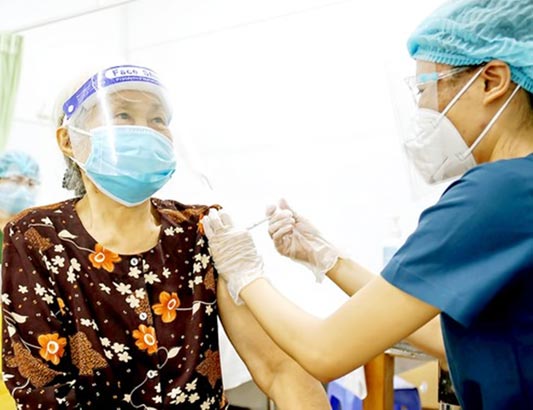 Chậm nhất ngày 31-12-2021 phải hoàn thành việc tiêm mũi 2 cho người từ 18 tuổi trở lên (trừ trường hợp chống chỉ định); không để sót các trường hợp thuộc diện phải tiêm, nhất là người có bệnh nền, người trên 50 tuổi