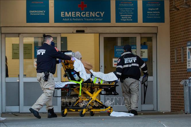 Nhân viên y tế chuyển bệnh nhân COVID-19 tới trung tâm y tế tại New York, Mỹ ngày 14-12-2021. Ảnh: THX/TTXVN