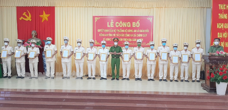 Trao các quyết định về tổ chức Công an xã chính quy.