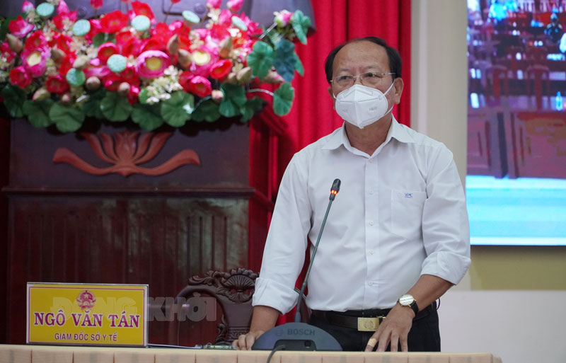 Giám đốc Sở Y tế Ngô Văn Tán - Phó chỉ huy trưởng Sở Chỉ huy phát biểu tại cuộc họp.