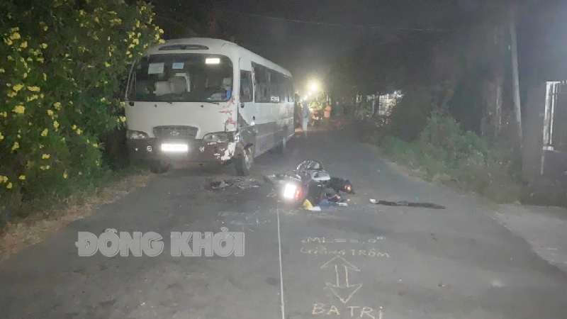 Hiện trường vụ tai nạn giao thông tại HL10, thuộc khu vực ấp Bình Tiên, xã Bình Thành, huyện Giồng Trôm.