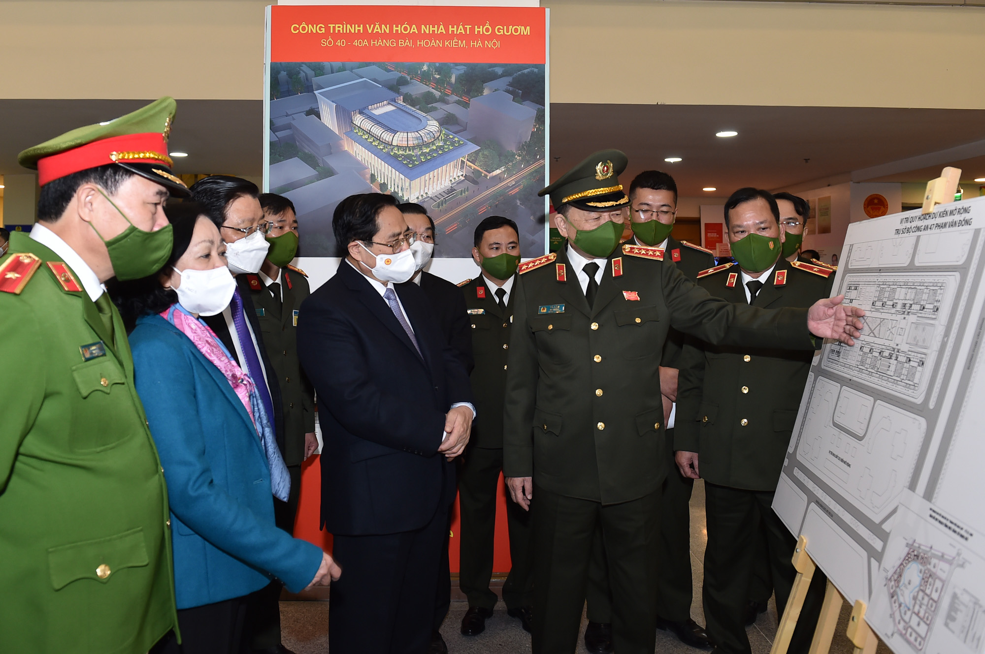 Thủ tướng Phạm Minh Chính và các đồng chí lãnh đạo Đảng, Nhà nước nghe Bộ trưởng Công an Tô Lâm giới thiệu về dự án công trình văn hóa Nhà hát Hồ Gươm - Ảnh: VGP/Nhật Bắc