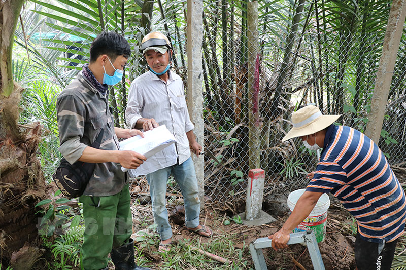 Tiến hành cắm mốc tại Ấp 3, xã Sơn Đông, TP. Bến Tre.