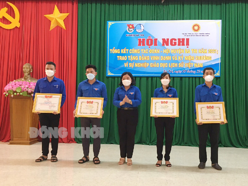 Khen thưởng các cá nhân, tập thể hoàn thành xuất sắc công tác Đoàn và Phong trào thanh niên 2021. Ảnh: Trà Dũng.