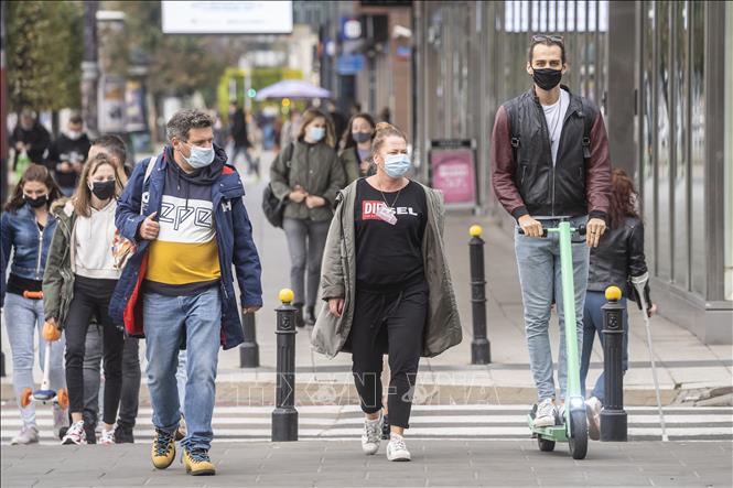Người dân đeo khẩu trang phòng dịch COVID-19 tại Vácsava, Ba Lan ngày 10-10-2020. Ảnh tư liệu: AFP/TTXVN