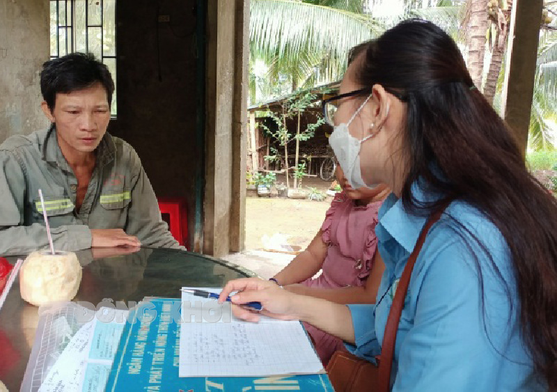 Đoàn khảo sát tại các hộ dân. Ảnh: Mộng Tiền.