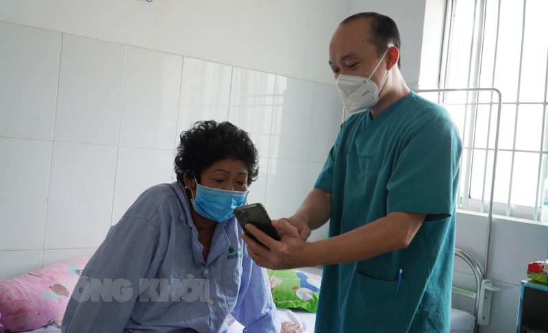 Bệnh nhân nhiễm Covid-19 nặng trao đổi bác sĩ trước ngày ra viện.